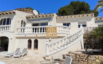Ruime en mooie villa, mediterraanse stijl, met gastenverblijf te koop in Altea.